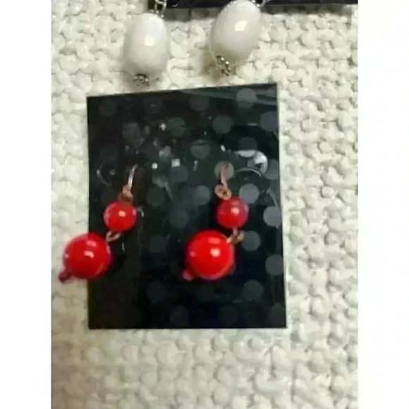 Lot of 6 pair costume pierced earrings - Picture 2 of 7